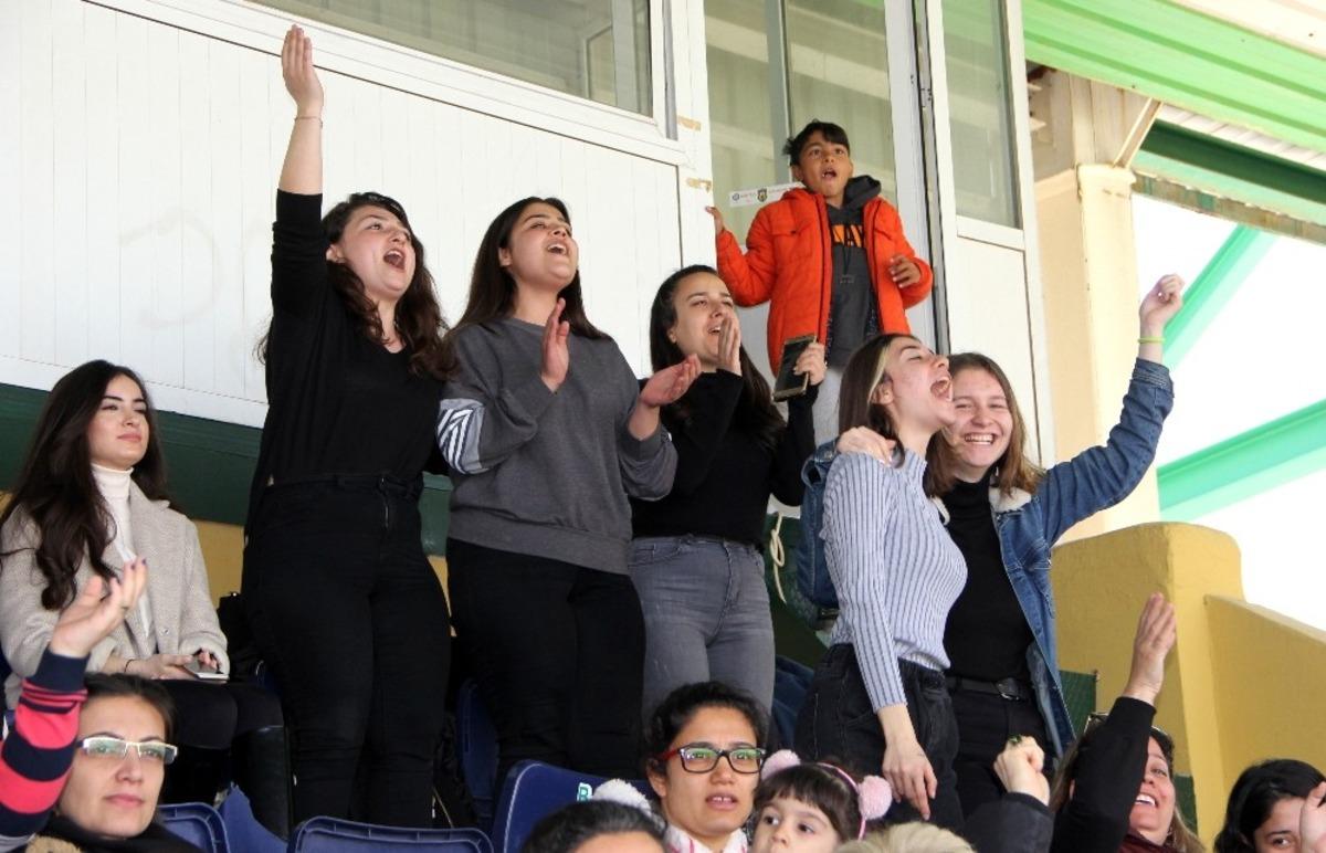 Muğlaspor ma&ccedil;ında şeref trib&uuml;n&uuml; &rsquo;Topuklu Efelerin&rsquo;