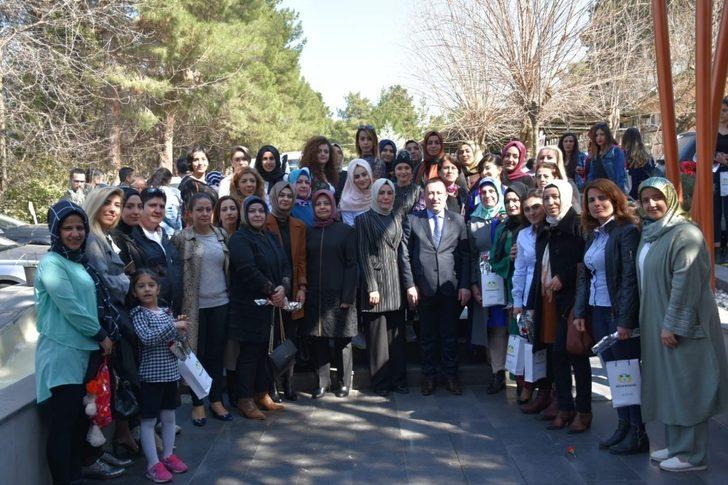 Başkan Beyoğlu belediyenin kadın çalışanlarıyla bir araya geldi G1
