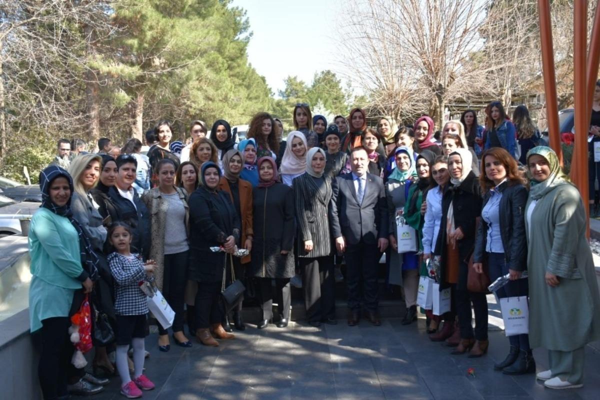 Başkan Beyoğlu belediyenin kadın &ccedil;alışanlarıyla bir araya geldi
