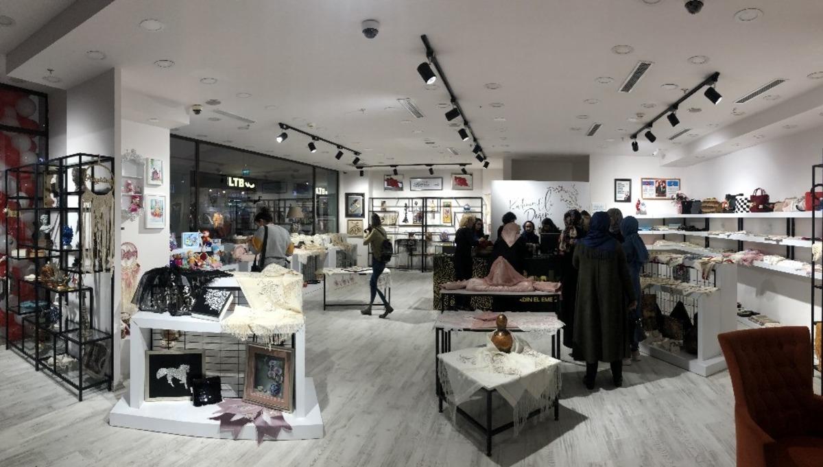 Bu mağazada ev hanımlarının &uuml;rettiği &rsquo;el emeği&rsquo; &uuml;r&uuml;nleri satılıyor