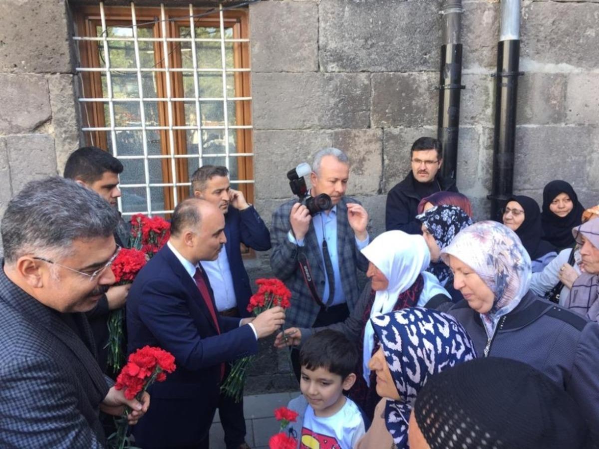 Şehitler i&ccedil;in okunan mevlid sonrasında lokma dağıtıldı