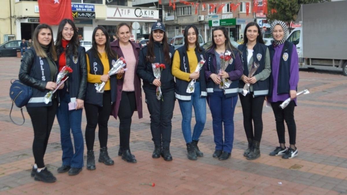Kadın polisler &ccedil;i&ccedil;ek dağıttı