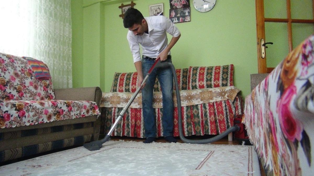 8 Mart&rsquo;ta erkekler satış yaptı, &ccedil;anta taşıdı, ev temizledi