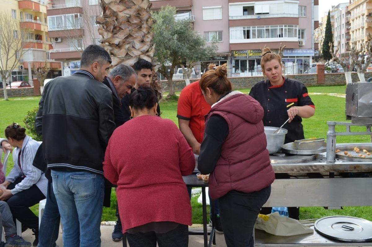 Didimli Romanlar şehitleri andı, kadınları g&uuml;nlerini kutladı