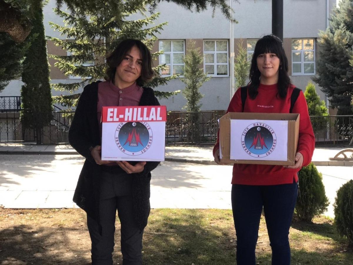 &Ouml;ğrenciler, Kadınlar G&uuml;n&uuml;&rsquo;nde kadınlara pembe u&ccedil;ak dağıttı