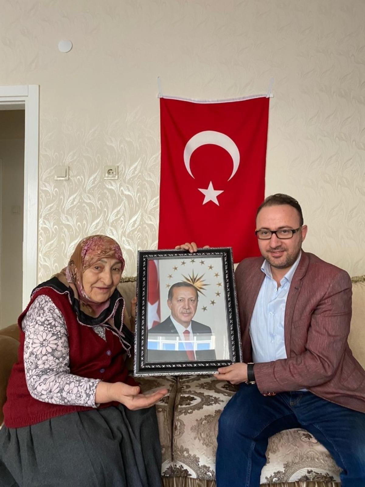 Fatma Teyzeye Erdoğan&rsquo;ın tablosu hediye edildi