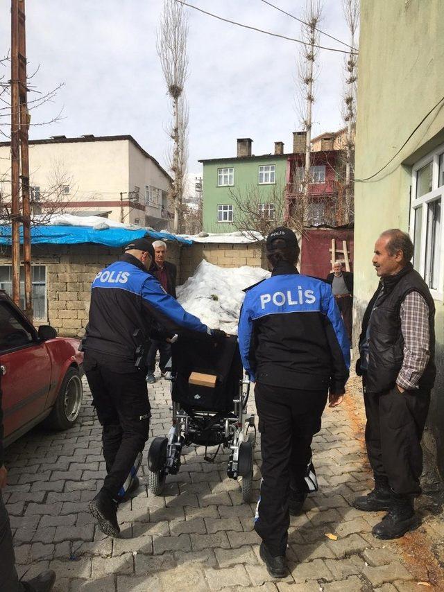 Hakkari polisinden felçli hastaya akülü sandalye