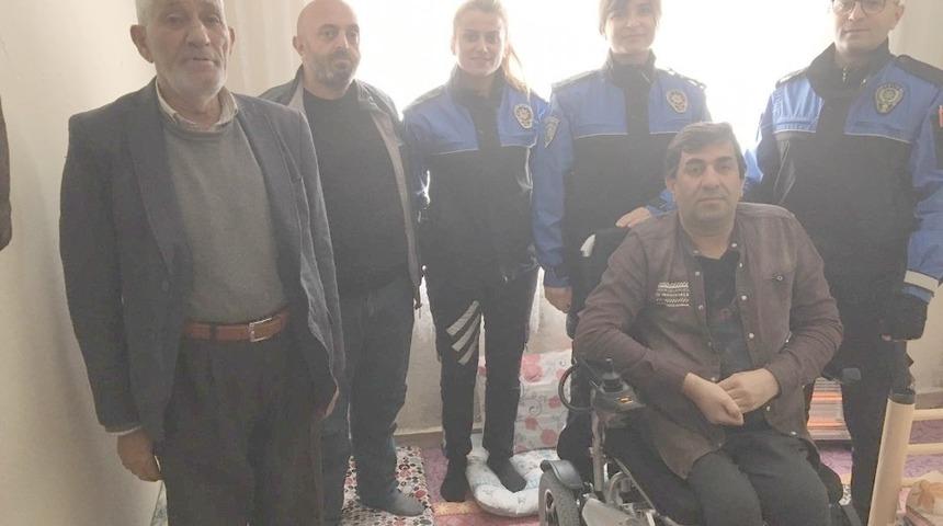 Hakkari polisinden fel&ccedil;li hastaya ak&uuml;l&uuml; sandalye