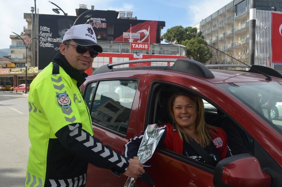 Alaşehir ve Selendi polisinden kadın s&uuml;r&uuml;c&uuml;lere &ccedil;i&ccedil;ek