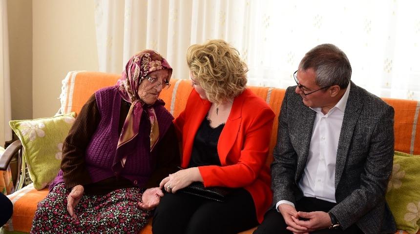 Vali Deniz ve eşi, şehit annesinin &rsquo;Kadınlar G&uuml;n&uuml;&rsquo;n&uuml; kutladı