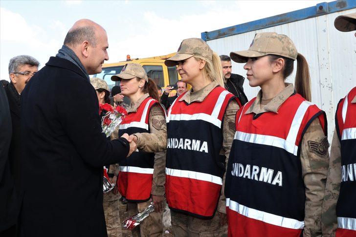 İçişleri Bakanı Süleyman Soylu, deprem bölgesinde incelemelerde bulundu: G1