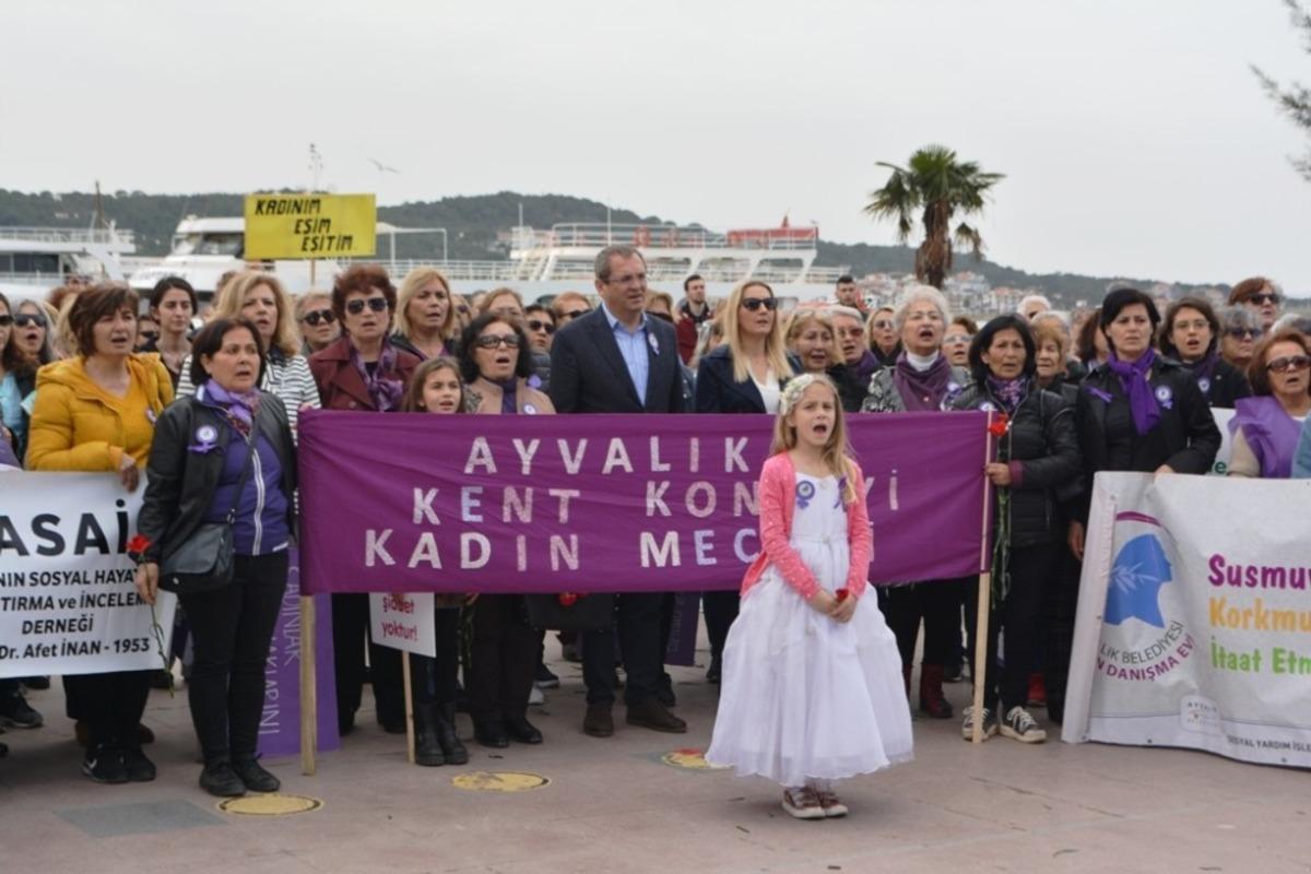 Ayvalıklı kadınlardan &ldquo;sessiz &ccedil;ığlık&rdquo; y&uuml;r&uuml;y&uuml;ş&uuml;