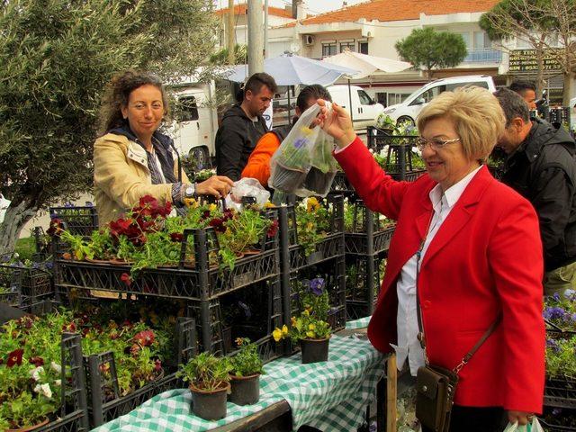 Çeşme Belediyesi’nden kadınlara çiçek fidanı