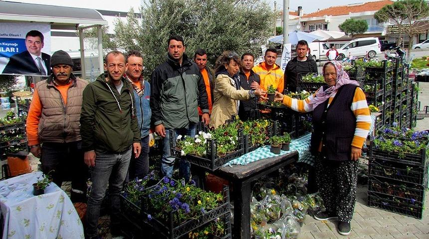 Çeşme Belediyesi’nden kadınlara çiçek fidanı
