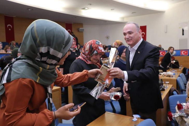 Dr. Özlü, kadınların günlerini hediyeler ile kutladı G1