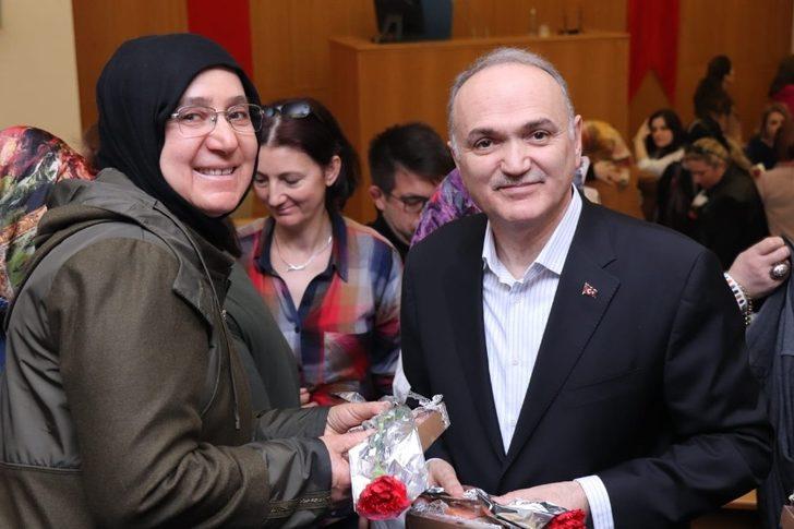 Dr. Özlü, kadınların günlerini hediyeler ile kutladı G3