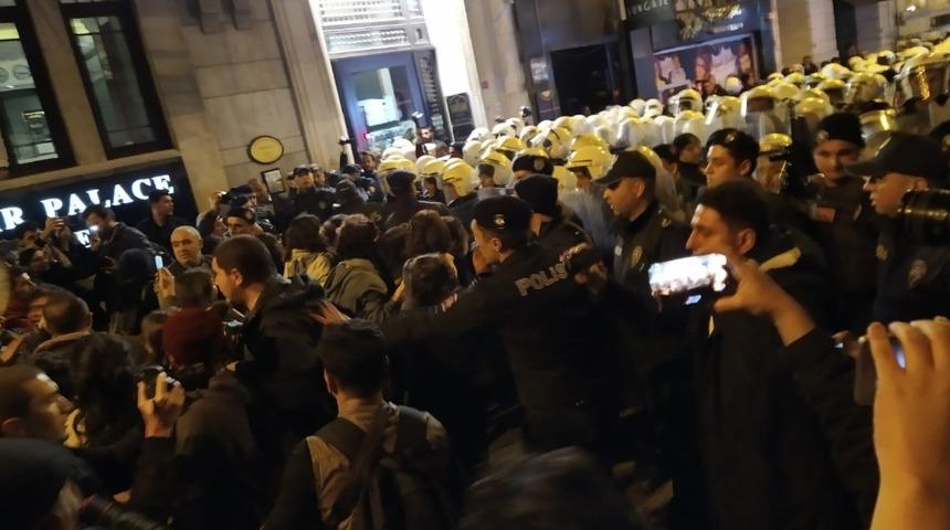 İstiklal Caddesi’nde izinsiz yürümek isteyen kadınlara müdahale