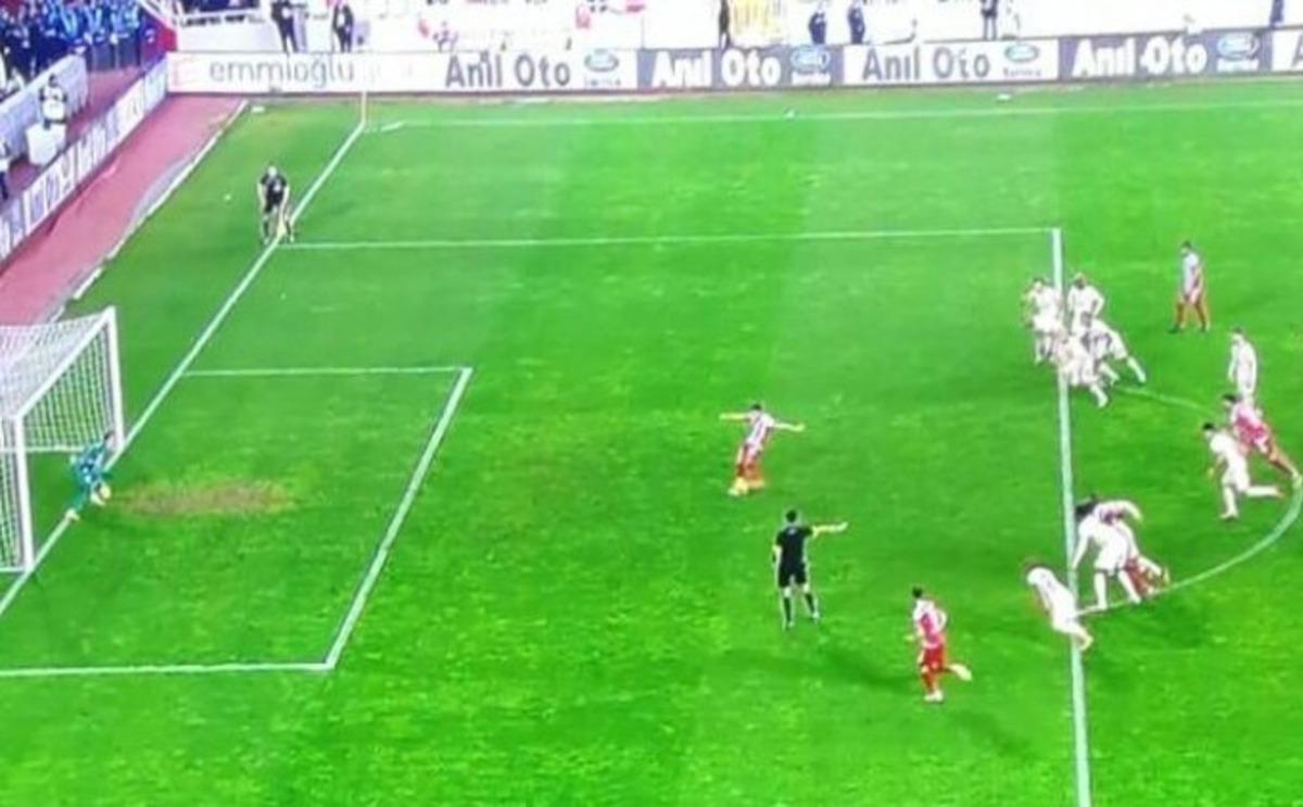 Sivasspor - Galatasaray ma&ccedil;ında tartışma yaratan penaltı atışı