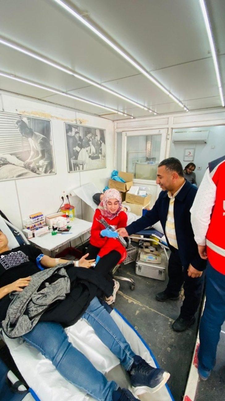 Sağlık Sen’den Kızılay kan bağış aracına ziyaret G3