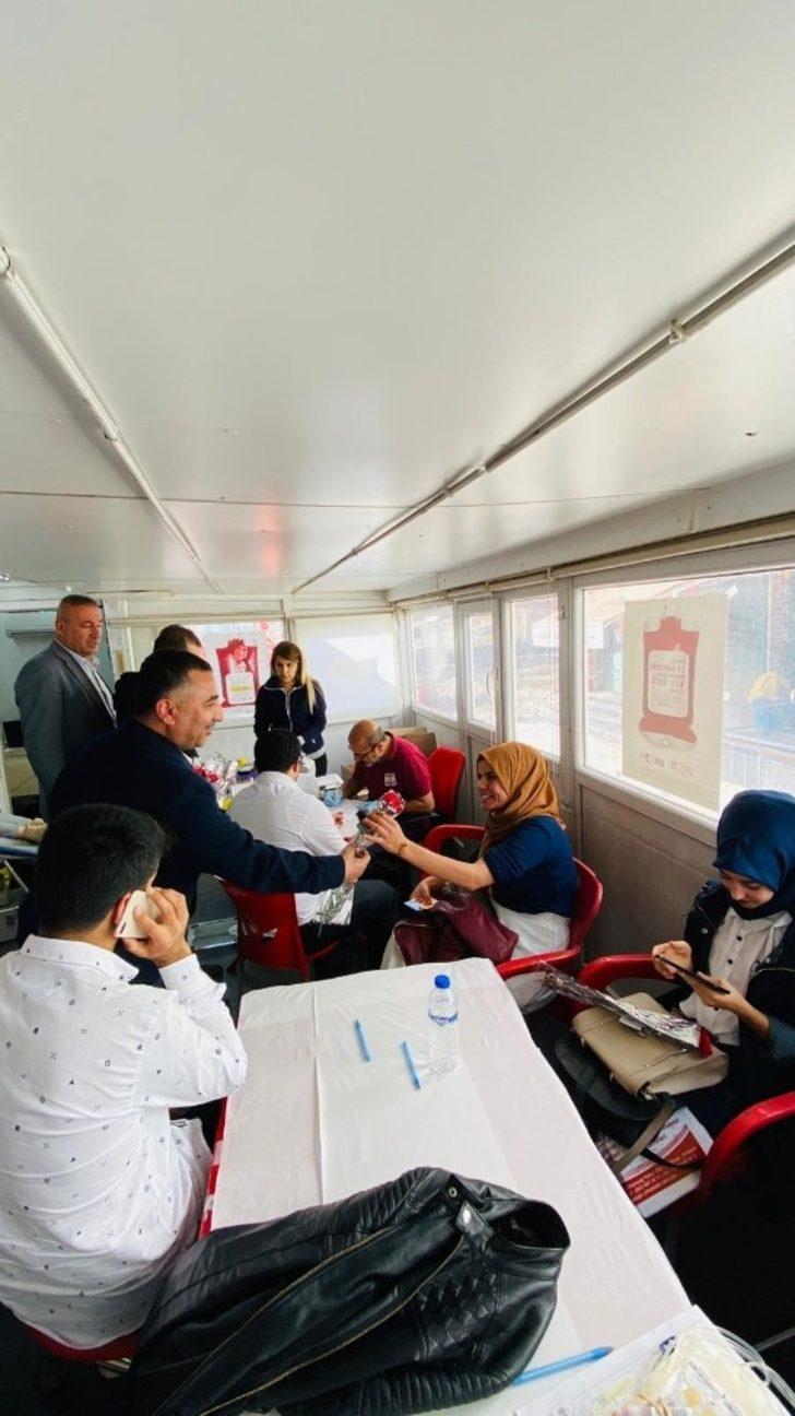 Sağlık Sen’den Kızılay kan bağış aracına ziyaret G4