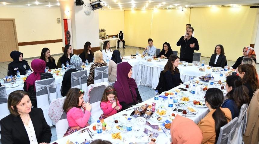 İl Emniyet M&uuml;d&uuml;r&uuml; Tuğ, kadın personellerin g&uuml;n&uuml;n&uuml; kutladı