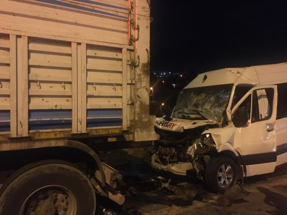 İş&ccedil;i servisi seyir halindeki kamyona arkadan &ccedil;arptı: &Ccedil;ok sayıda yaralı var