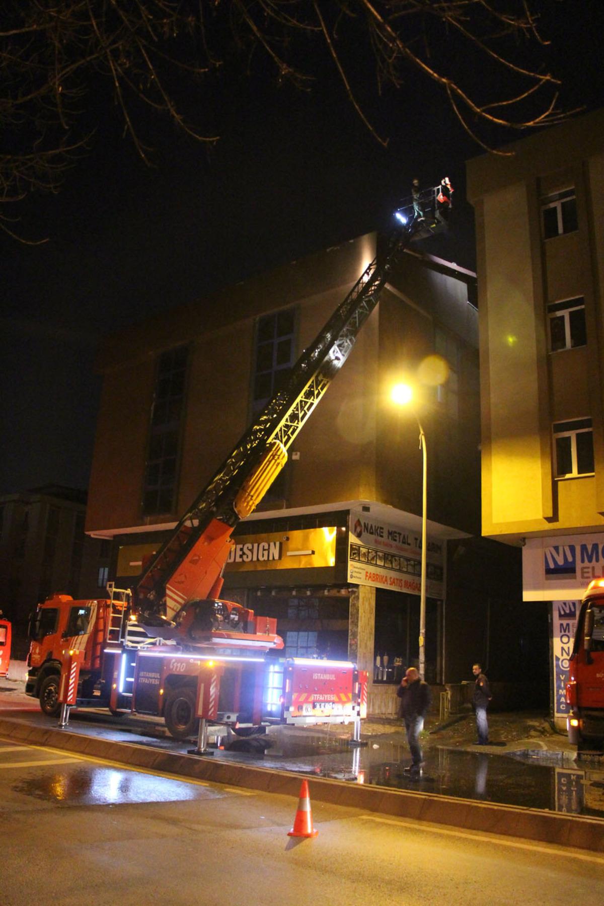 Caddede y&uuml;r&uuml;yen kadın fark etti! İstanbul'da yangın paniği