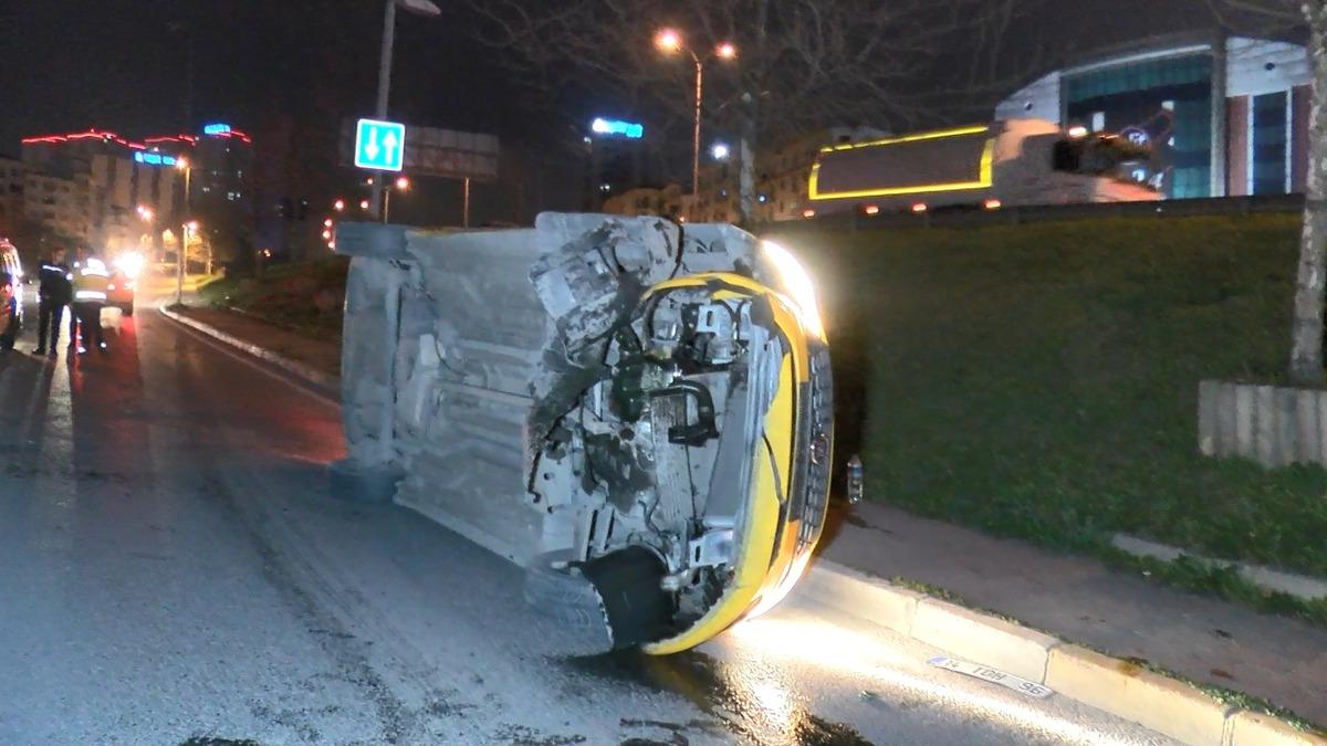 Esenyurt'ta s&uuml;r&uuml;c&uuml;s&uuml; direksiyon başında uyuyan taksi takla attı!