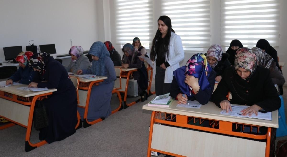 (&Ouml;zel) Edremitli kadınlar ADEM&rsquo;de sosyalleşiyor