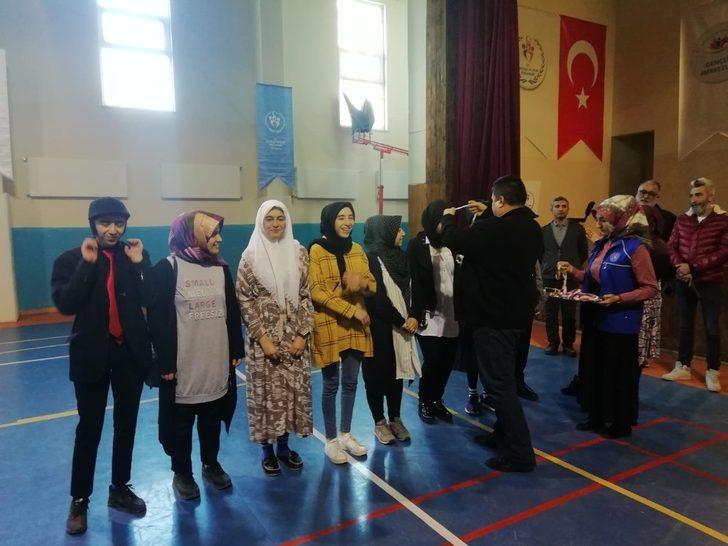 Siverekli öğrenciler tiyatro yarışmasında il birincisi oldu G5