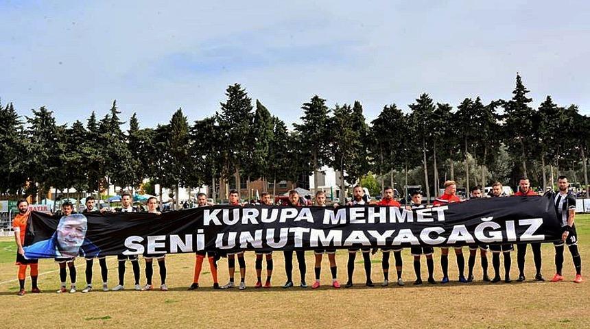 Toprağa verilen eski yönetici için futbolculardan anlamlı pankart