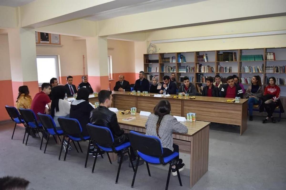 Aslanapa&rsquo;da &rsquo;&rsquo;Hem okuyoruz hem konuşuyoruz&rsquo;&rsquo; isimli s&ouml;yleşi  programı