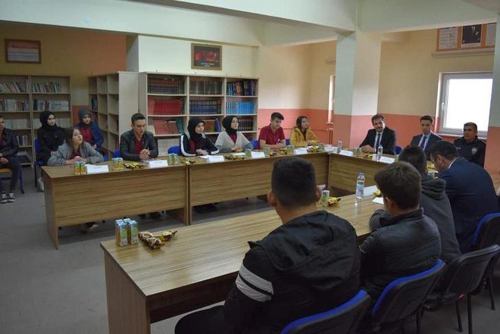 Aslanapa’da ’’Hem okuyoruz hem konuşuyoruz’’ isimli söyleşi  programı G3