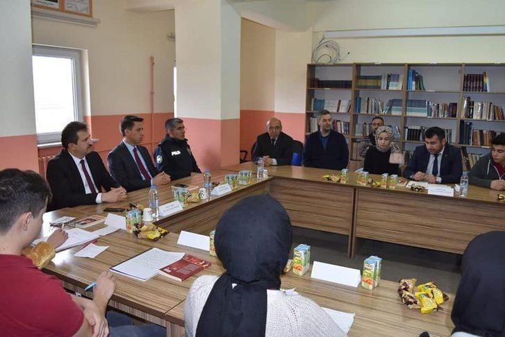 Aslanapa’da ’’Hem okuyoruz hem konuşuyoruz’’ isimli söyleşi  programı G4