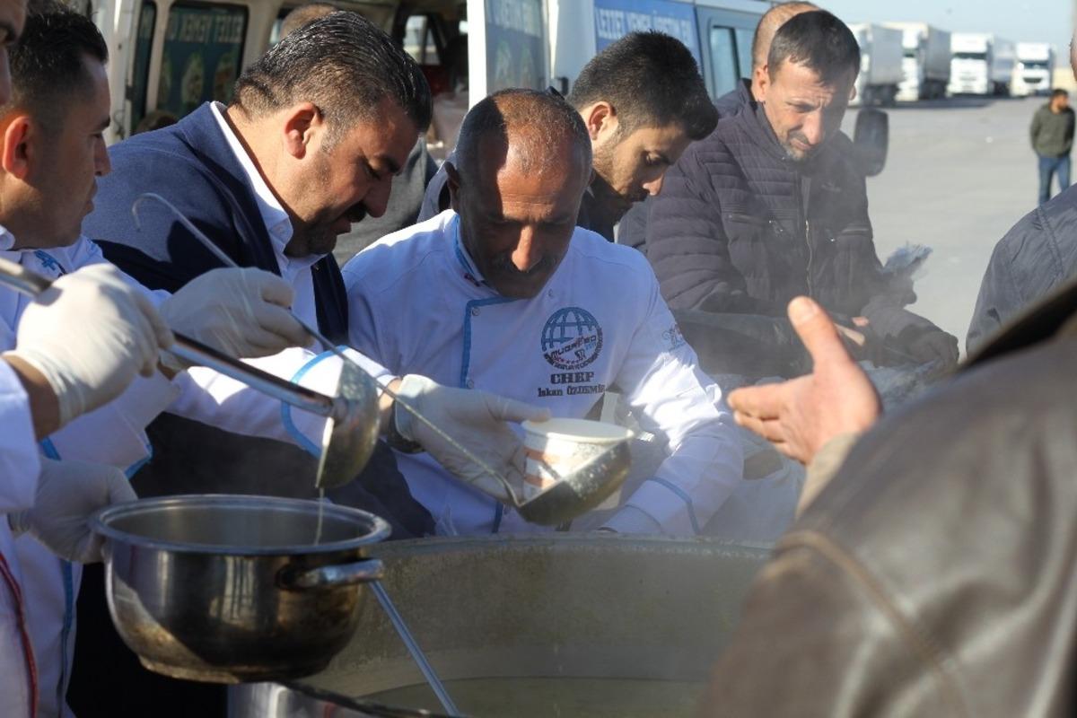 Habur&rsquo;da bekleyen şof&ouml;rlere &ccedil;orba ikramı