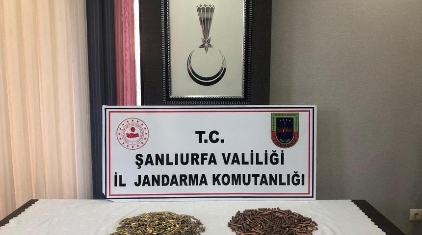 Şanlıurfa&rsquo;da durdurulan ara&ccedil;ta namlulu silah mermileri ele ge&ccedil;irildi