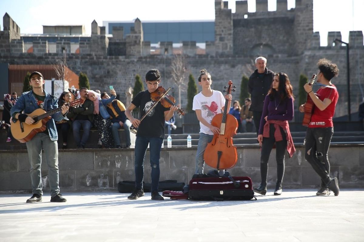 Sanat&ccedil;ılar Sokağı Gen&ccedil; M&uuml;zisyenleri Ağırladı