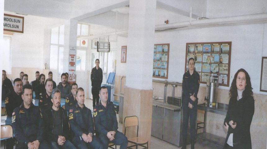 Jandarmaya "Aile İ&ccedil;i ve Kadına Y&ouml;nelik Şiddetin &Ouml;nlenmesine Y&ouml;nelik&rdquo; eğitimler verdi