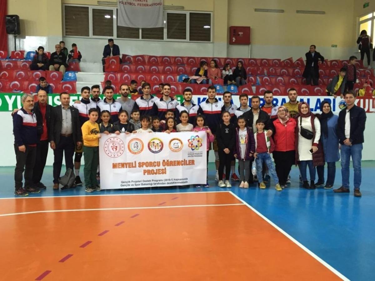 &rsquo;Menyeli sporcu &ouml;ğrenciler&rsquo; voleybolcularla buluştu