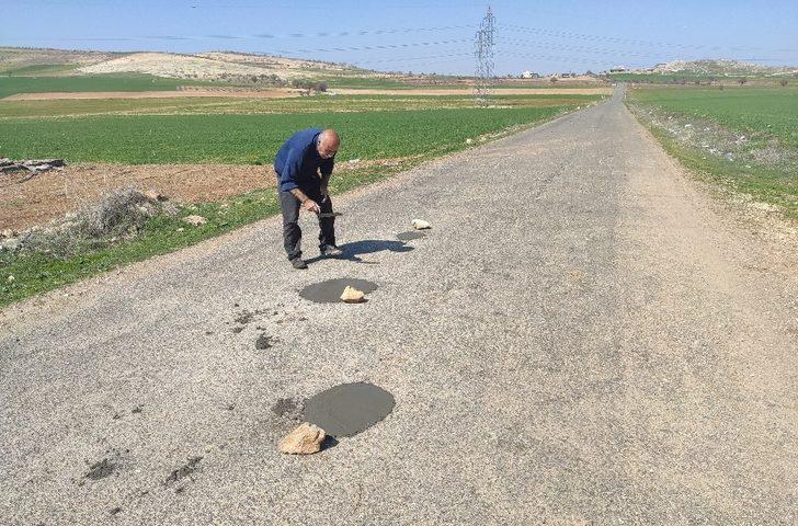 Mazıdağı’nda muhtar kendi imkanlarıyla köy yolunu onardı G3