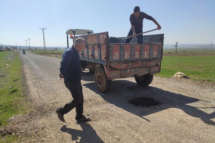 Mazıdağı’nda muhtar kendi imkanlarıyla köy yolunu onardı G4