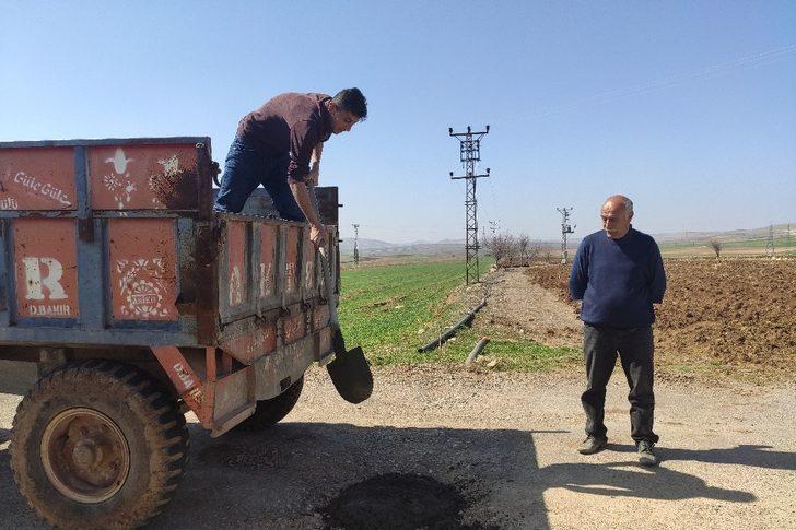 Mazıdağı’nda muhtar kendi imkanlarıyla köy yolunu onardı G5