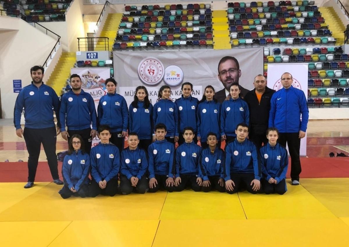 Judocular Balıkesir&rsquo;den 10 madalya ile d&ouml;nd&uuml;