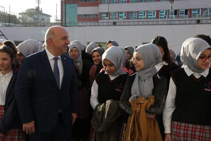 Başkan Bıyık, öğrencilerle bayrak törenine katıldı G3