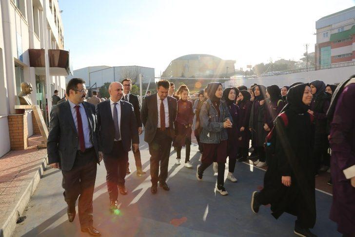 Başkan Bıyık, öğrencilerle bayrak törenine katıldı G4