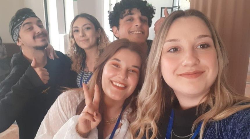 A&Uuml; İletişim Fak&uuml;ltesi &ouml;ğrencileri &ouml;d&uuml;llerle d&ouml;nd&uuml;