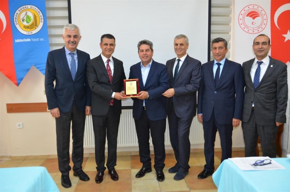 En &ccedil;ok orman emval alan t&uuml;ccarlar plaketle &ouml;d&uuml;llendirildi