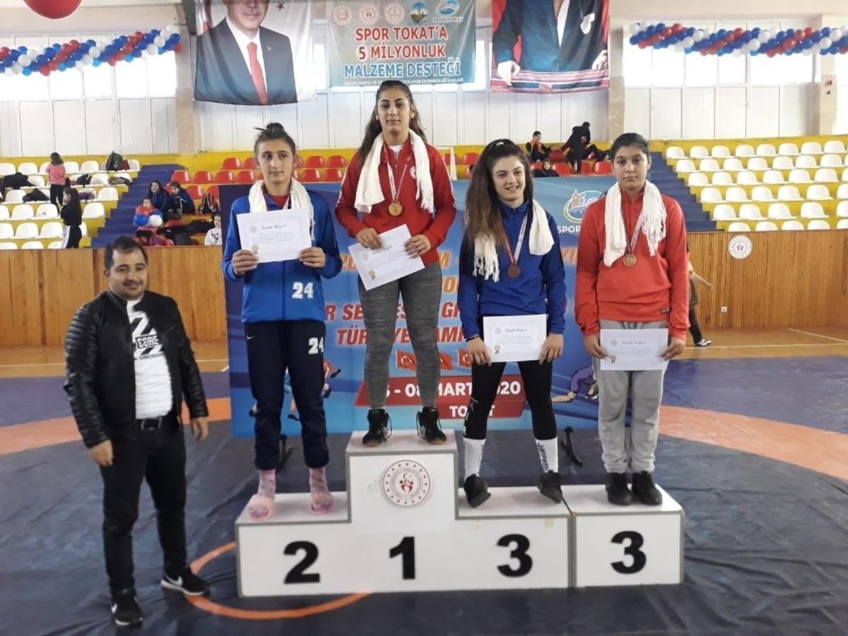 Kepezli g&uuml;reş&ccedil;ilerin sırtı yere gelmiyor