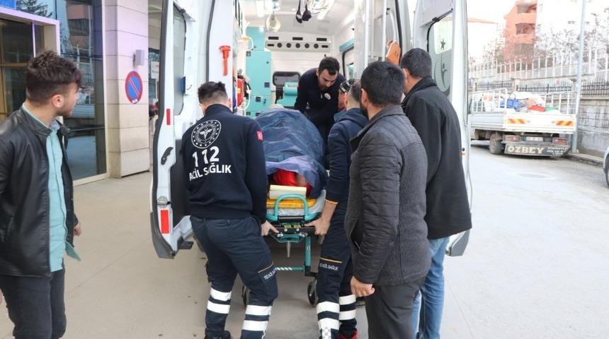 Siirt&rsquo;te trakt&ouml;r ile r&ouml;mork arasına sıkışan bir kişi yaralandı