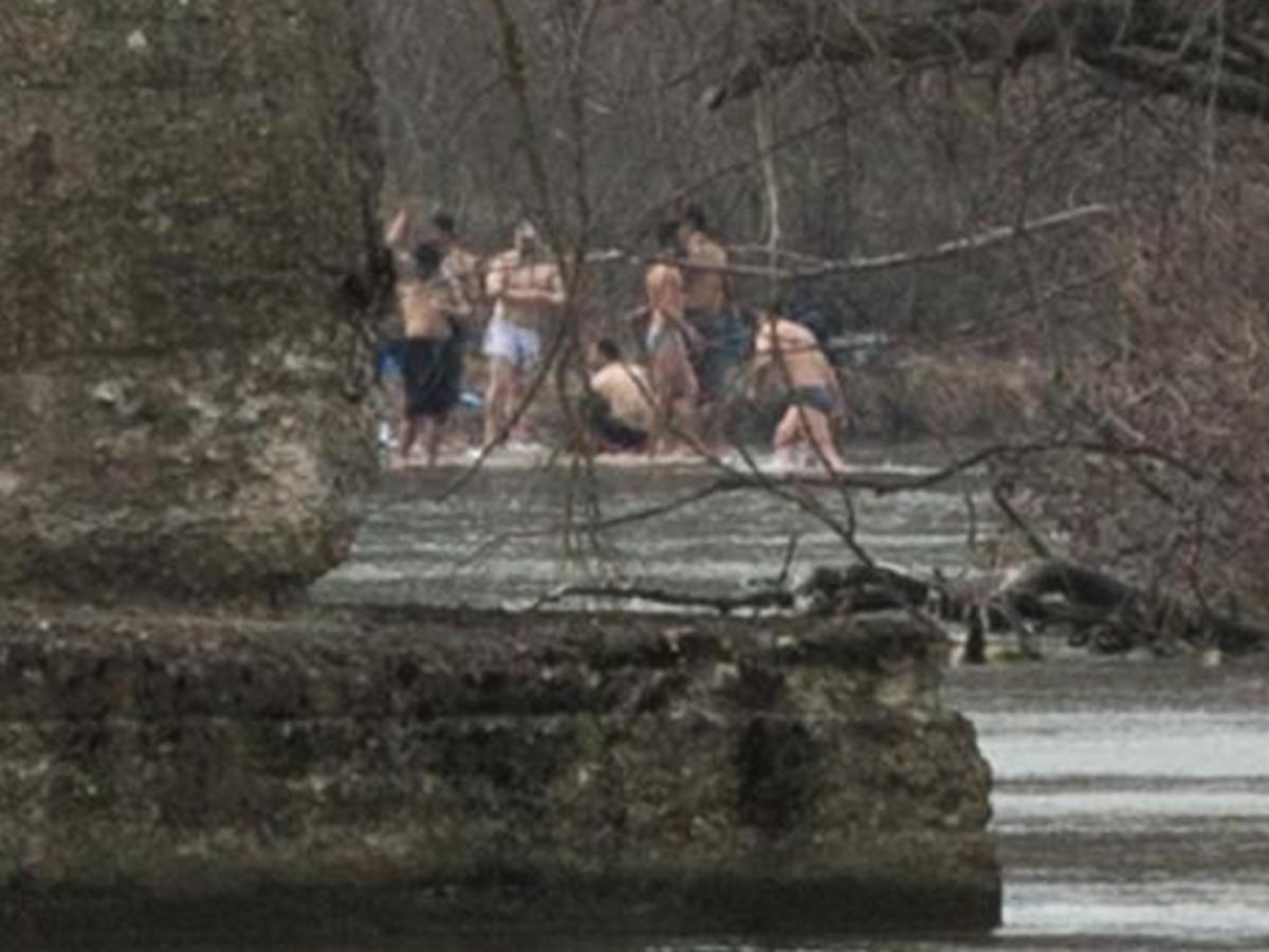 Yunanistan sınırında g&ouml;&ccedil;menler nehirde yıkandı